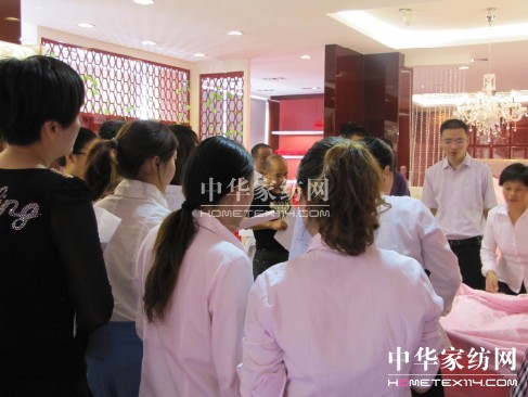 南方寢飾舉行2013年春夏新品評審會