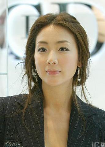 �λۆ���Ӣ��һ���n���ͱ��t��Ů��