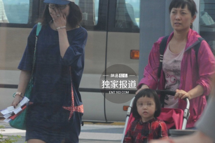 趙薇攜女現(xiàn)身機(jī)場(chǎng) 為防偷拍分開而行
