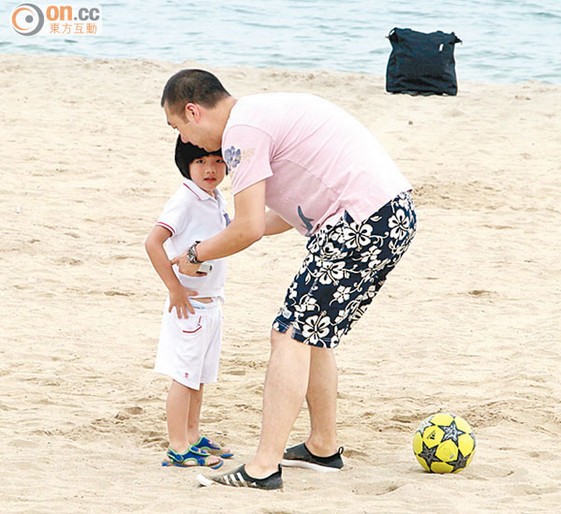 陳慧琳老公帶兒子沙灘玩耍