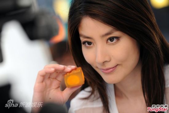 陳慧琳代言拍月餅廣告 玩燈籠賞月