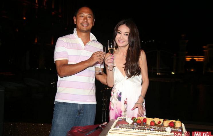 溫碧霞低胸裝慶生老公獻吻