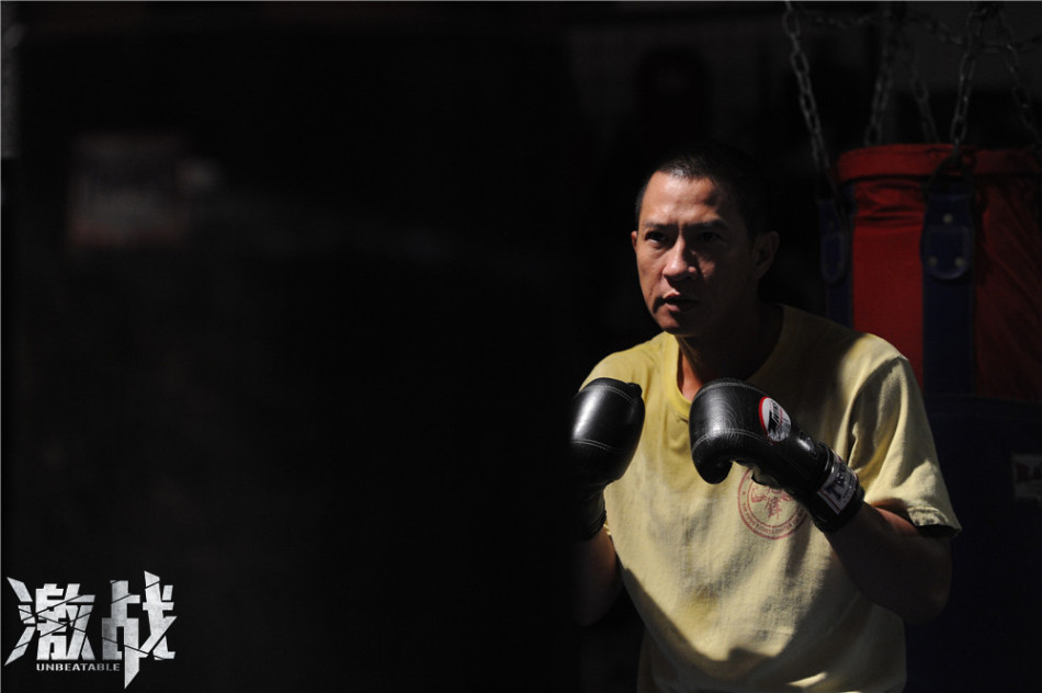 "激戰"曝張家輝訓練照海邊扛油桶石墩