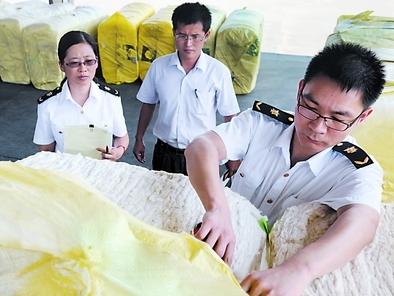黃島檢疫局現(xiàn)場檢疫入境棉花