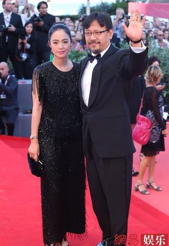 威尼斯開幕紅毯姜文周韻不輸克魯尼組合