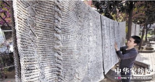 洛陽藝術家王雷用報紙制作“被單”