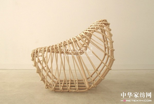 用藤條編織的椅子