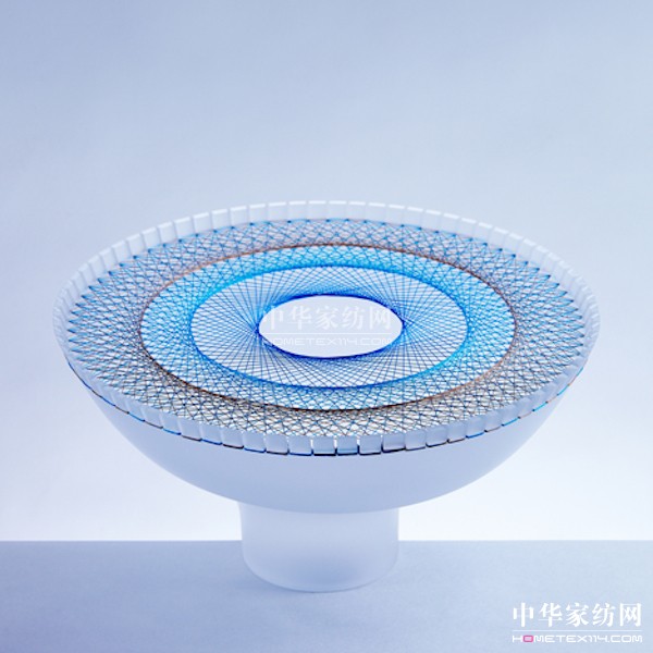 用吹制玻璃和線做成的餐具