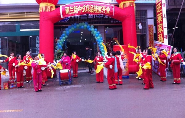 雨蘭湖北長(zhǎng)梁專賣開(kāi)業(yè) 引領(lǐng)結(jié)婚熱潮