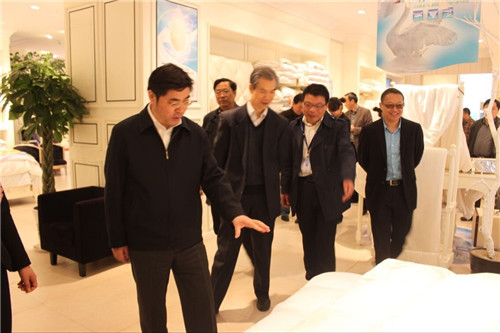 南通市政協主席王德忠一行至凱盛家紡調研