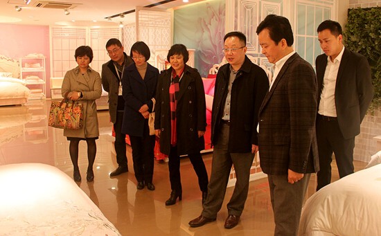 中國家紡行業(yè)協(xié)會會長楊兆華一行蒞臨堂皇集團(tuán)視察調(diào)研