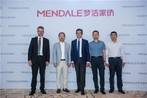 夢潔簽約施華洛世奇元素,家紡+水晶元素創(chuàng)造異樣美感