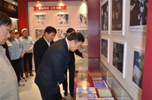 弘揚(yáng)勞模精神,趙夢(mèng)桃紀(jì)念館被中紡聯(lián)授予“愛(ài)國(guó)主義教育基地”