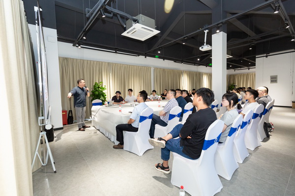 “后疫情時代 共議時尚未來發展”主題論壇在湖州絲綢小鎮舉行